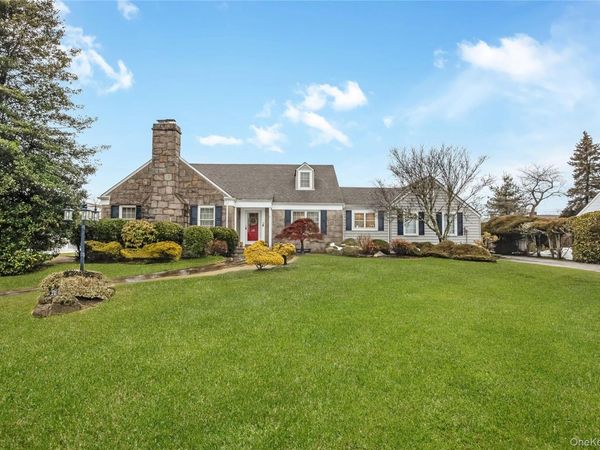 28 Lincoln Avenue , Massapequa, NY 11758