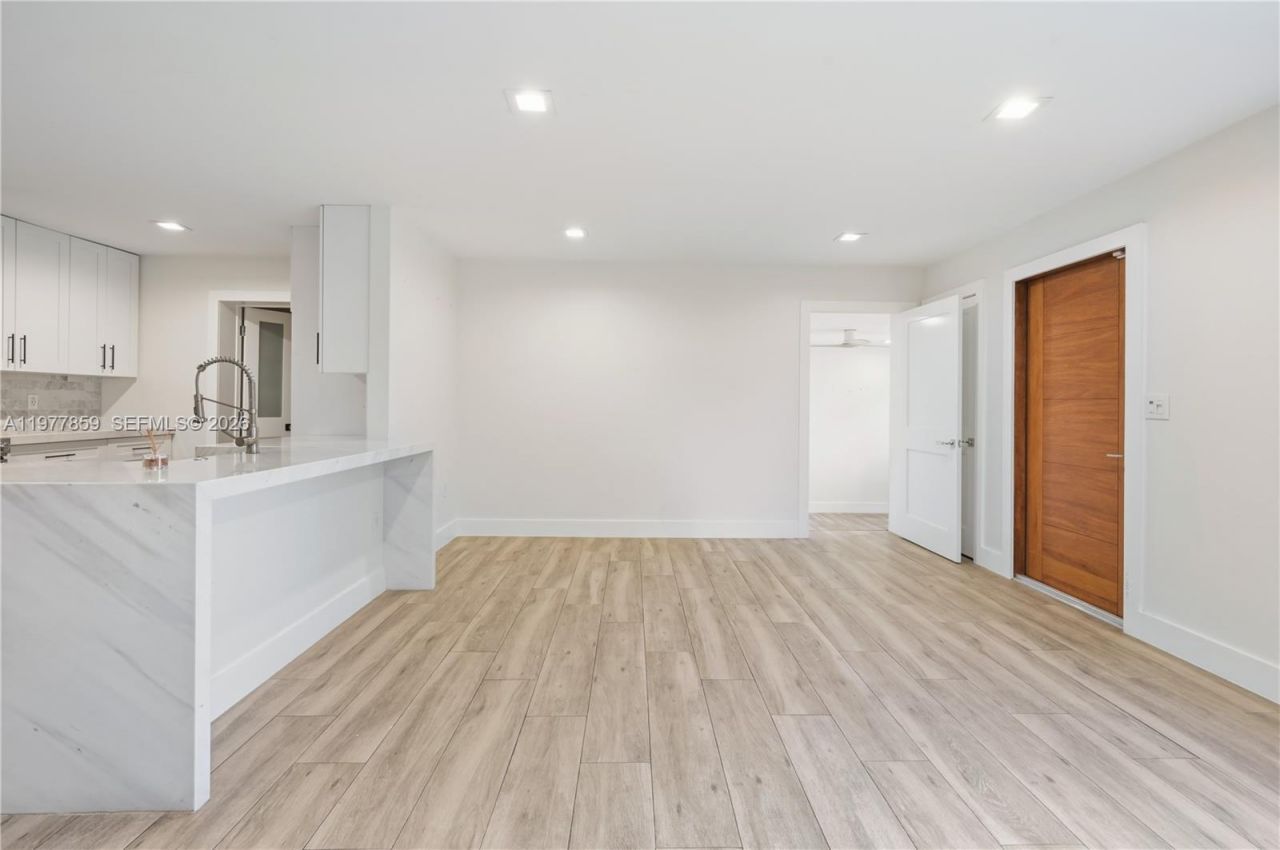 7750 SW 16th St , Miami, FL 33155 Photo