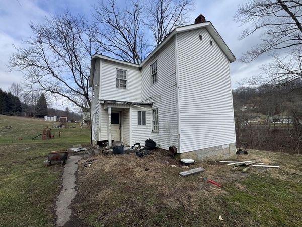 1087 Circle Dr, Idamay, WV 26576