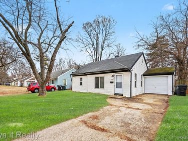 10821 Albany Street, Oak Park, MI 48237