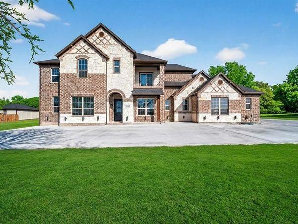 1530 S Houston School Road , Lancaster, TX 75146