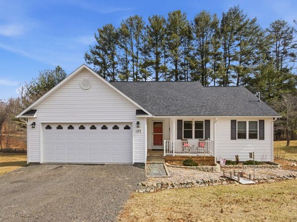 209 Courtland CIR , Galax, VA 24333