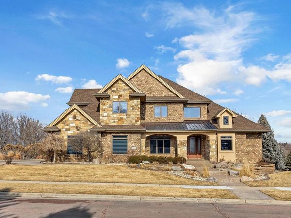 2208 W Cherrywood Cir, Sioux Falls, SD 57108