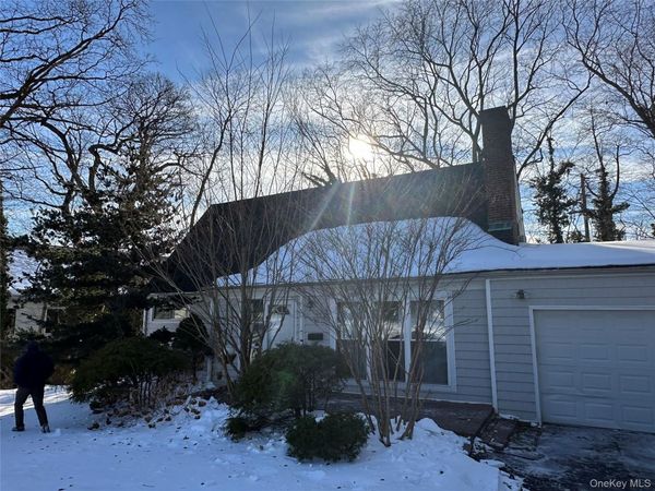 67 Knollwood Road , Roslyn, NY 11576