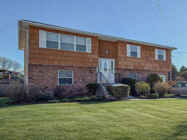40 E Lincoln Avenue , Massapequa, NY 11758
