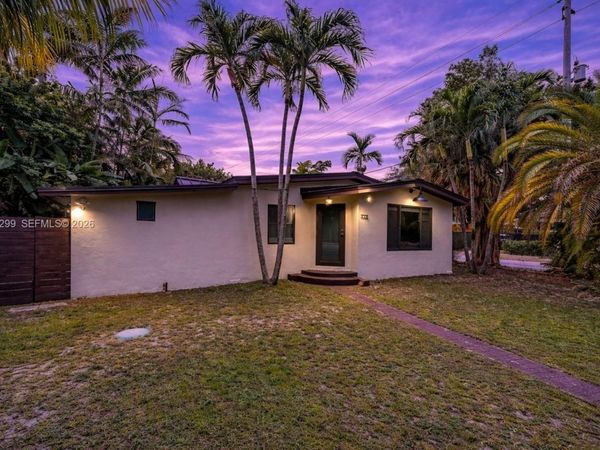 810 NE 149th St, Miami, FL 33161