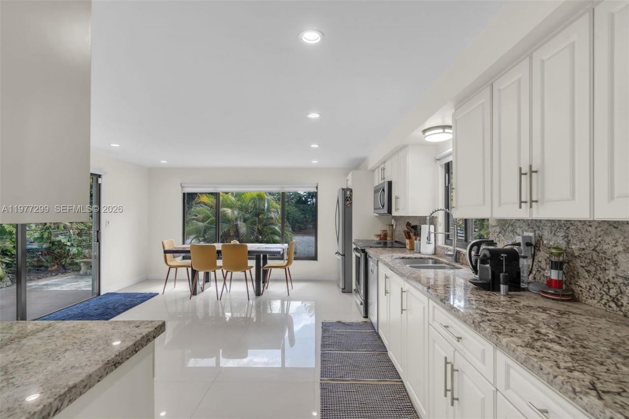 810 NE 149th St, Miami, FL 33161 Photo