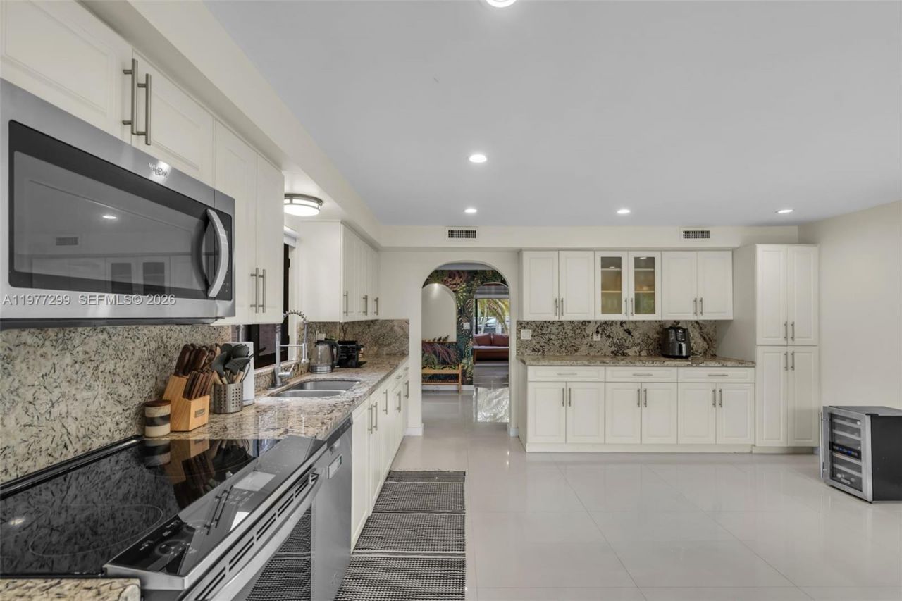 810 NE 149th St, Miami, FL 33161 Photo