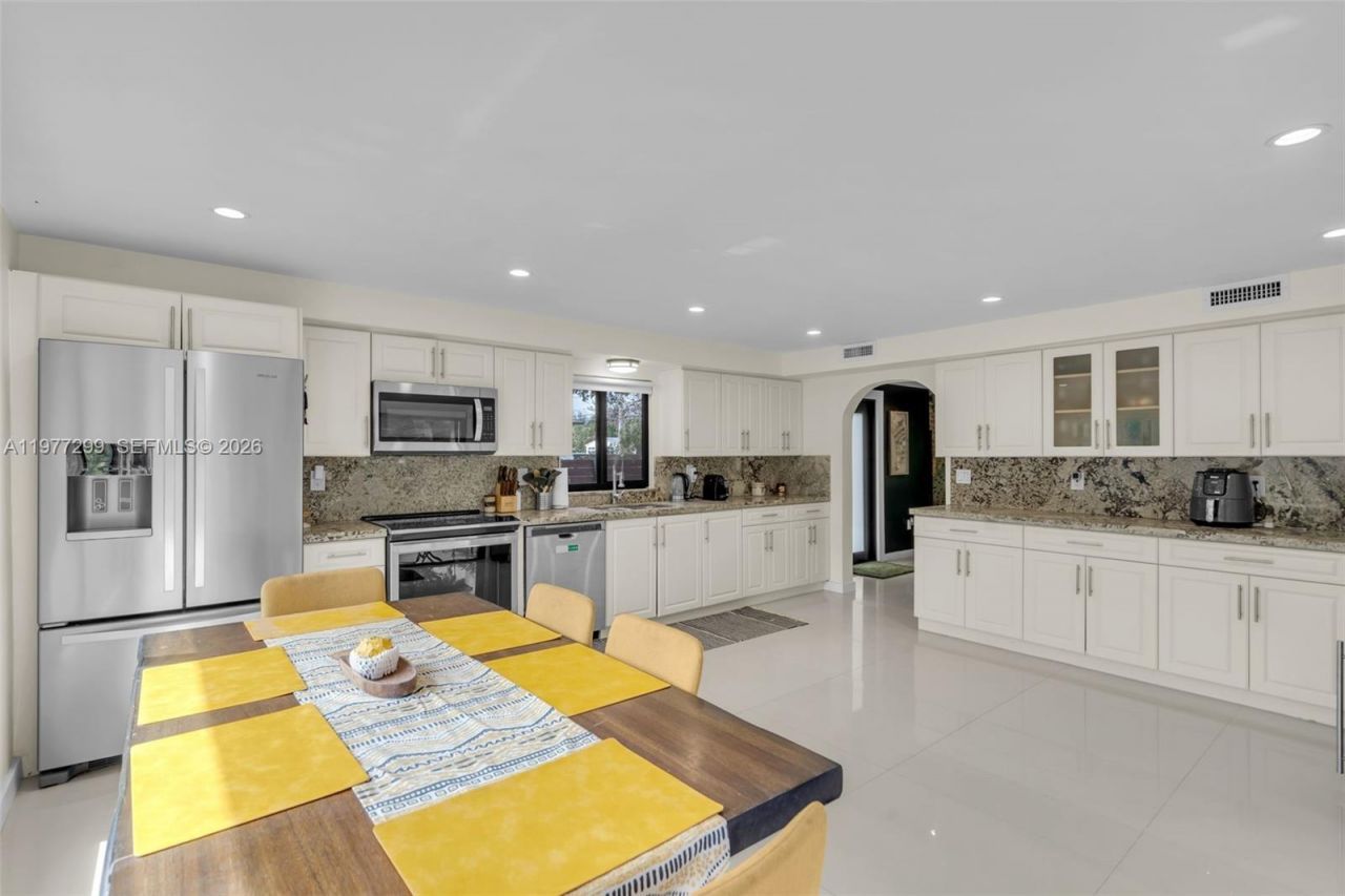 810 NE 149th St, Miami, FL 33161 Photo