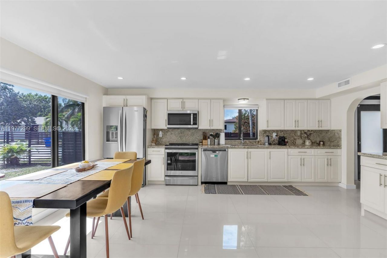 810 NE 149th St, Miami, FL 33161 Photo