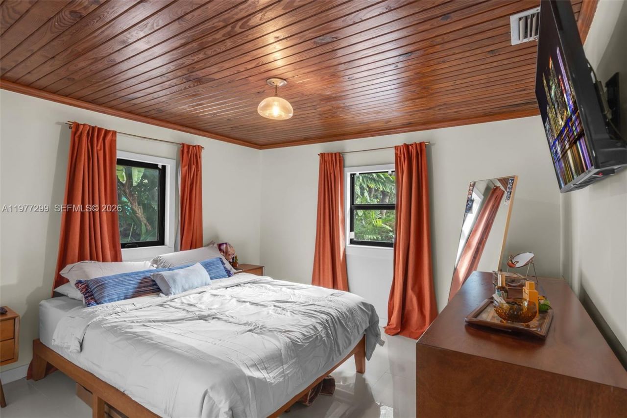 810 NE 149th St, Miami, FL 33161 Photo