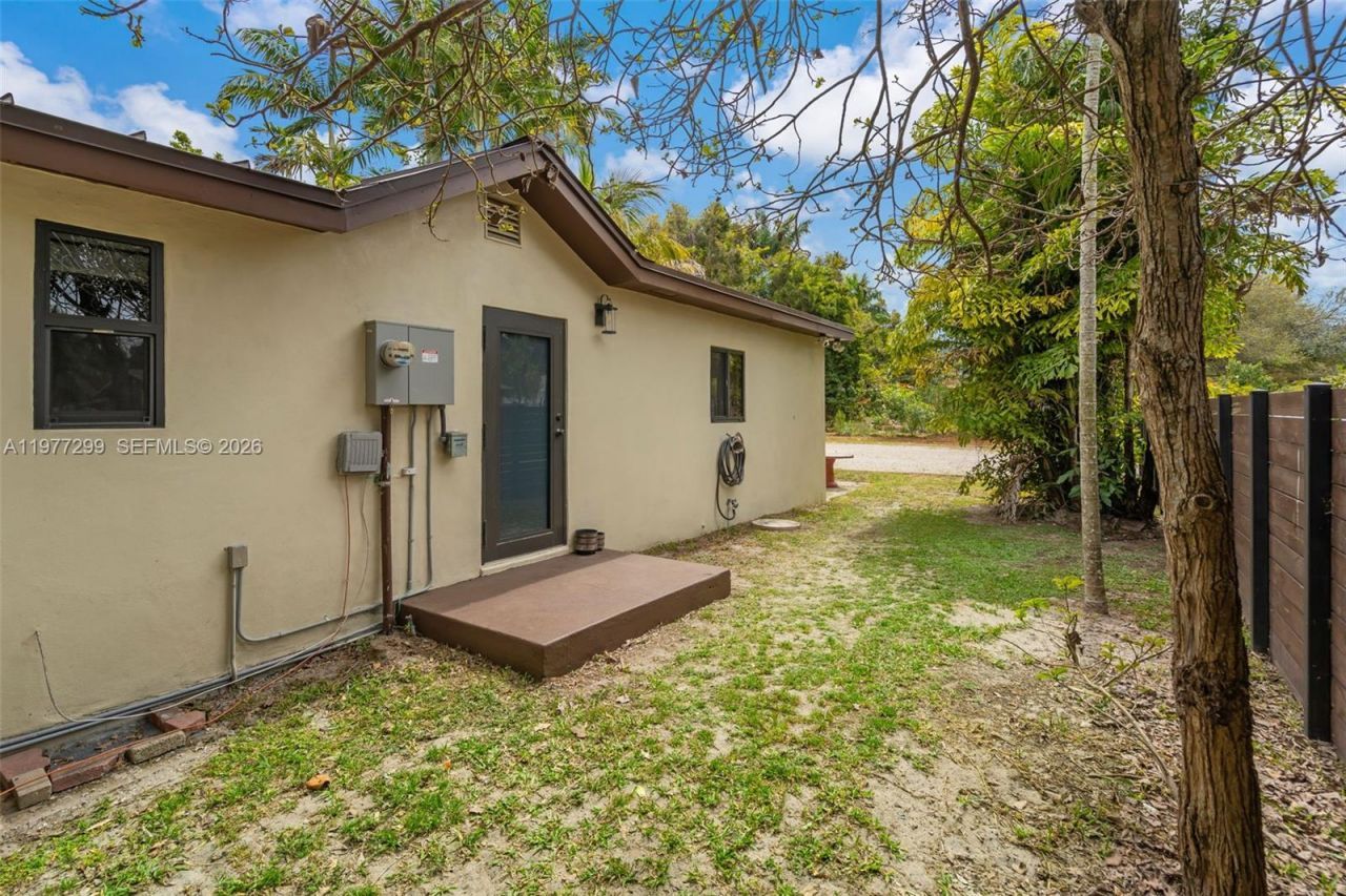 810 NE 149th St, Miami, FL 33161 Photo