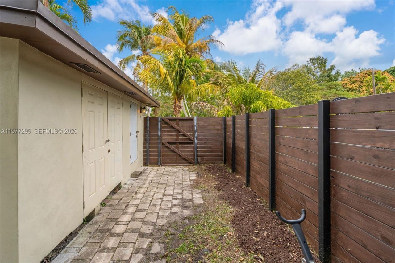 810 NE 149th St, Miami, FL 33161 Photo