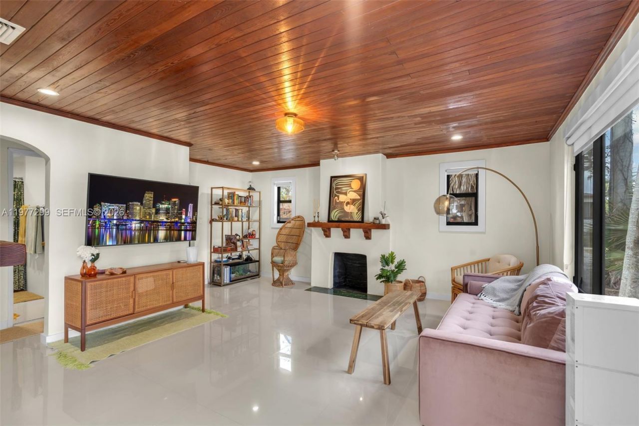 810 NE 149th St, Miami, FL 33161 Photo