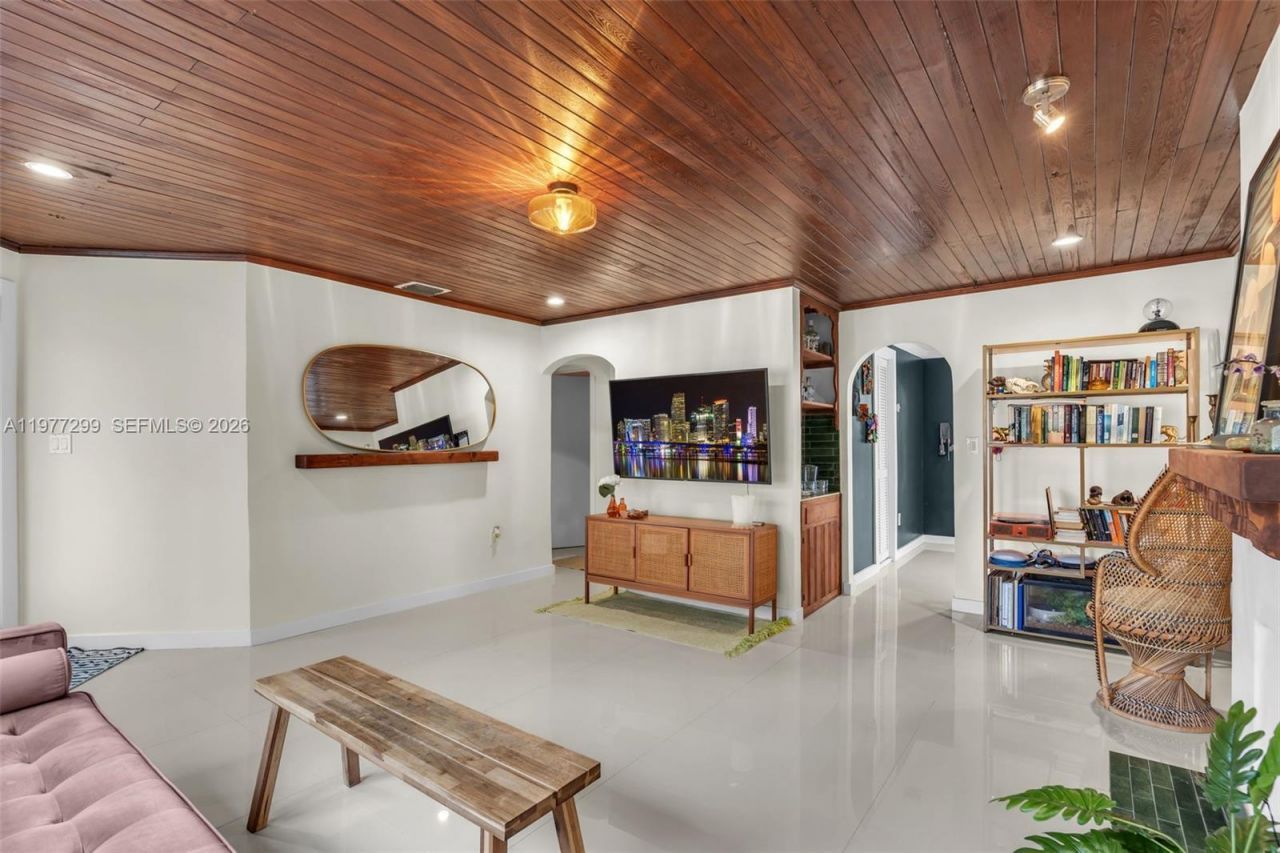 810 NE 149th St, Miami, FL 33161 Photo