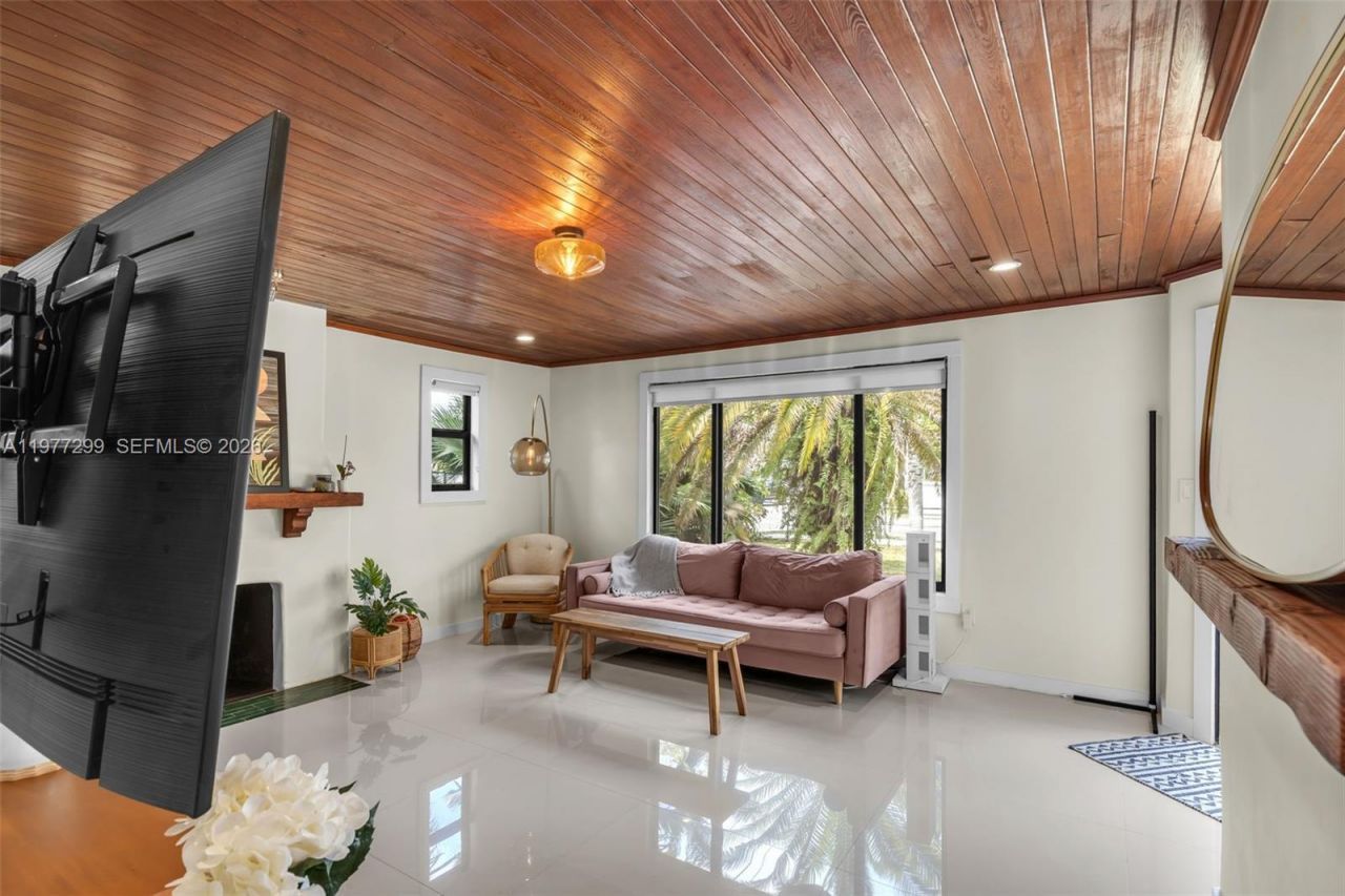 810 NE 149th St, Miami, FL 33161 Photo