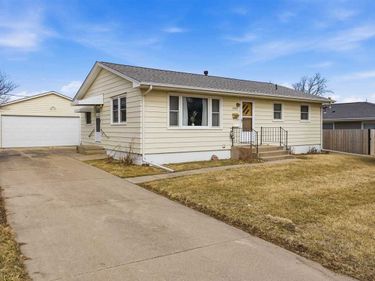 3422 Dennis Dr NW, Cedar Rapids, IA 52405