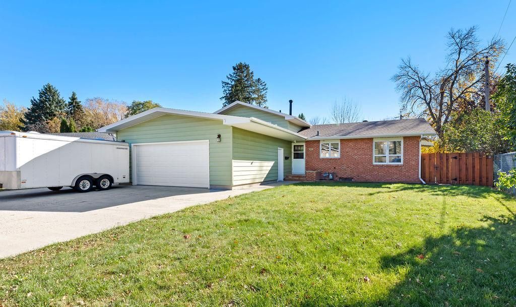 2807 Edgewood Drive N, Fargo, ND 58102 Main Photo
