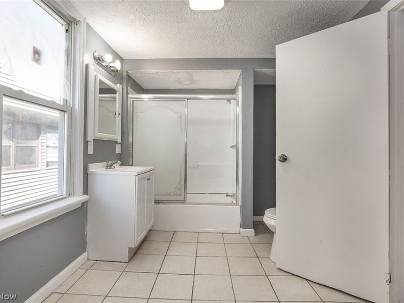 7815 Jeffries Avenue, Cleveland, OH 44105 Photo 12