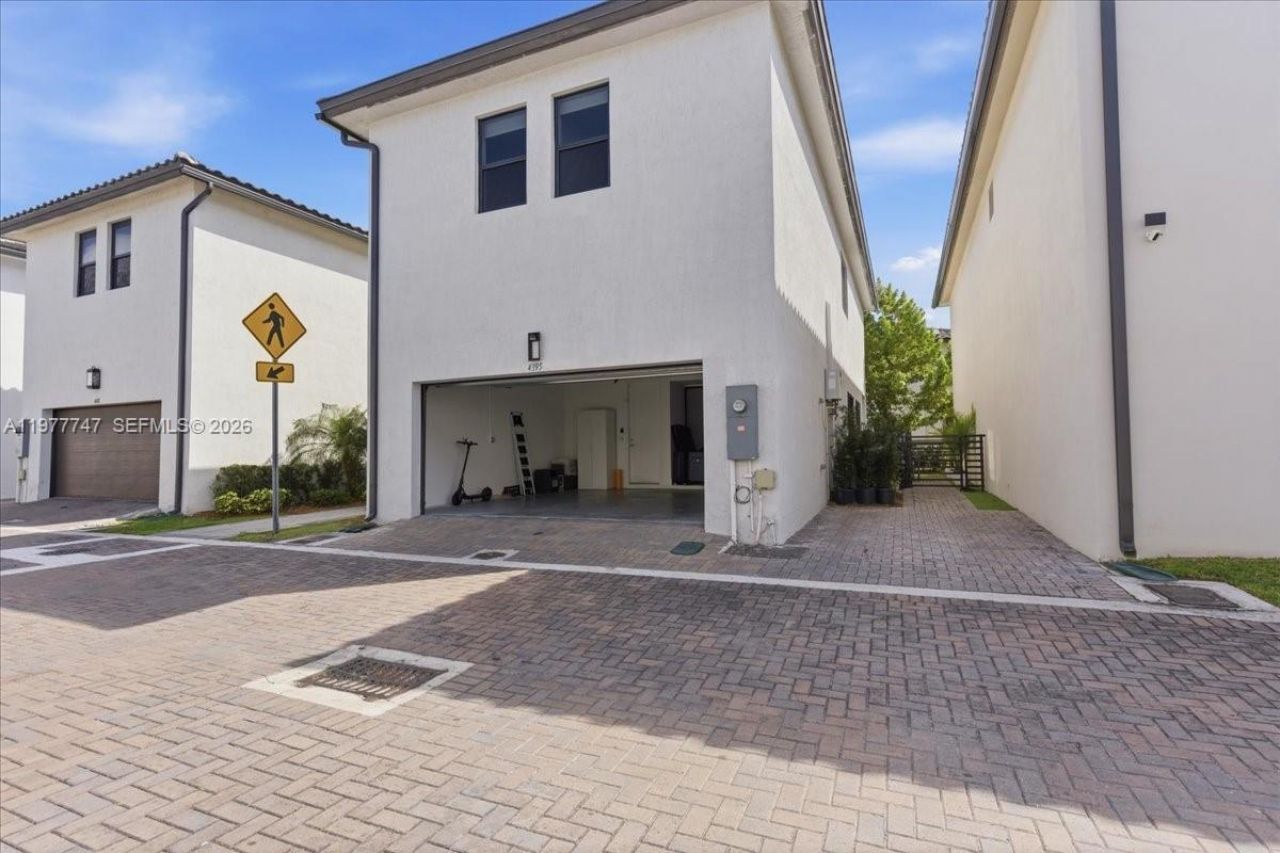 4395 NW 80th Ct , Doral, FL 33166 Photo