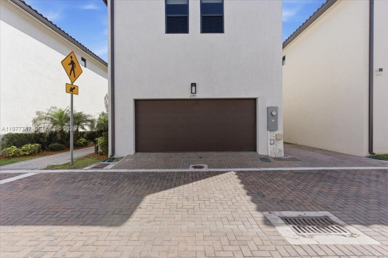 4395 NW 80th Ct , Doral, FL 33166 Photo