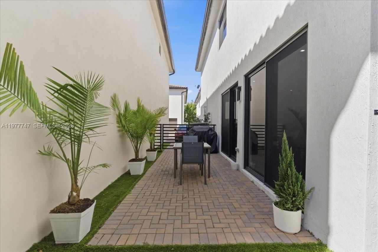 4395 NW 80th Ct , Doral, FL 33166 Photo