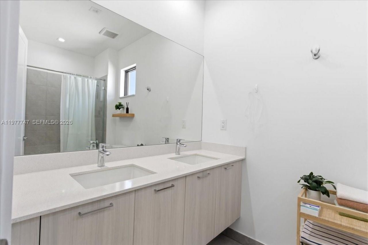 4395 NW 80th Ct , Doral, FL 33166 Photo