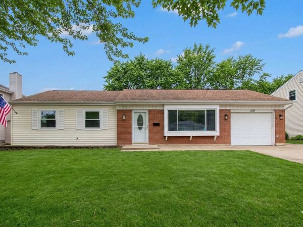120 Ellington Drive , Schaumburg, IL 60194