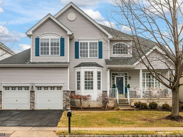 6 Stable Ln, Raritan, NJ 08822