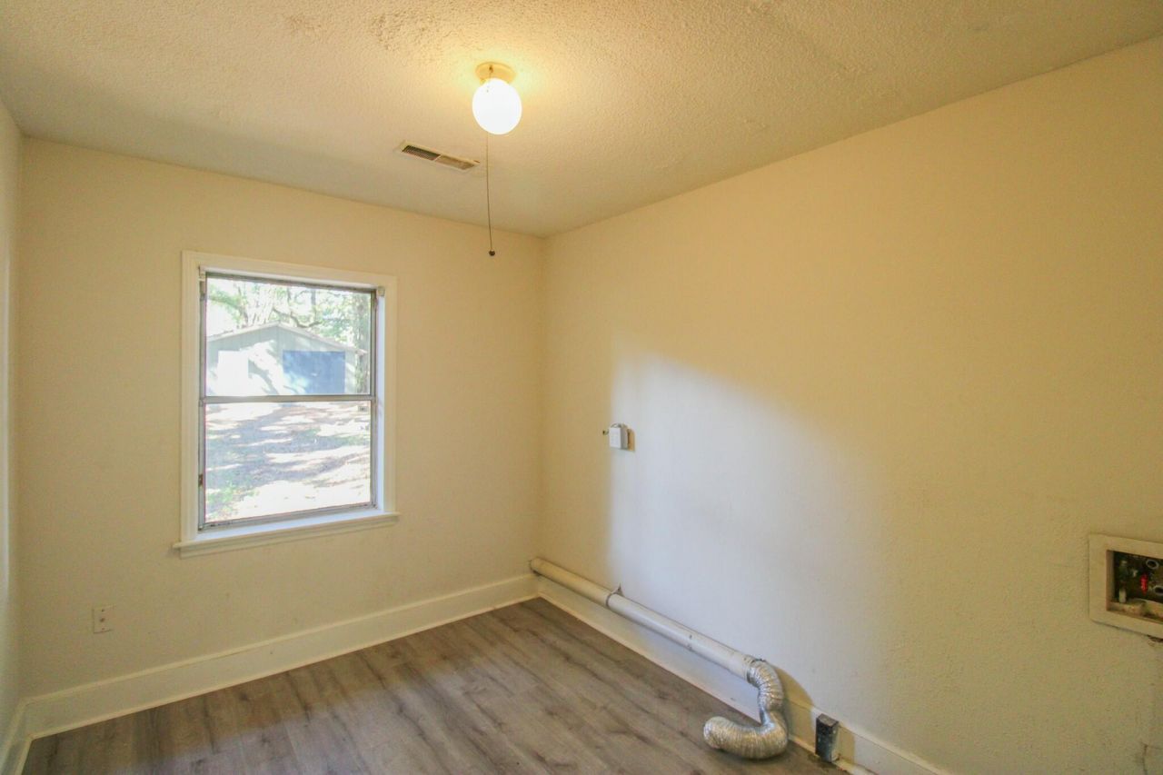 2104 Maybank Highway Photo 12