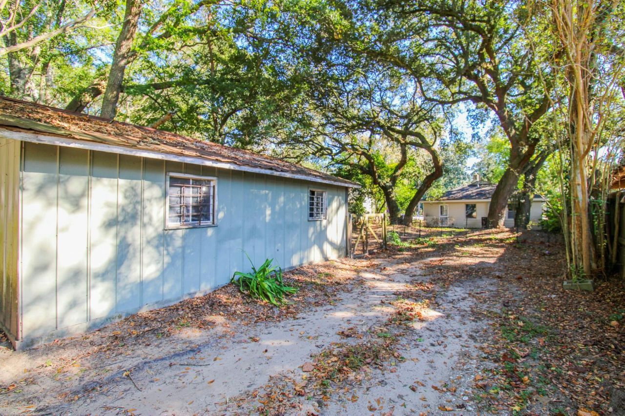 2104 Maybank Highway Photo 16