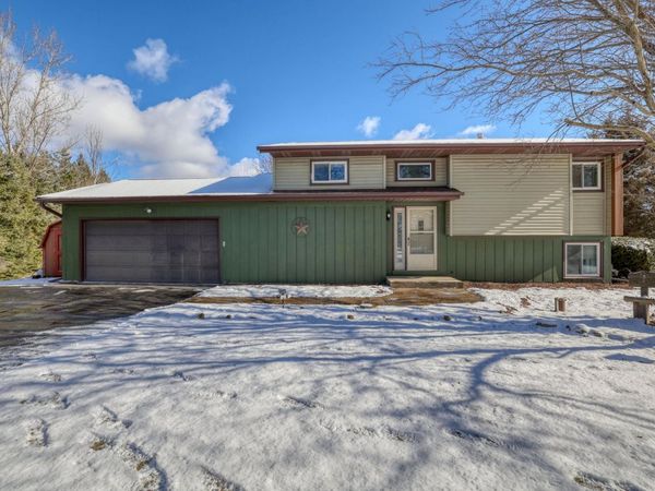 S94W35101 Crestfield Ct, Eagle, WI 53119