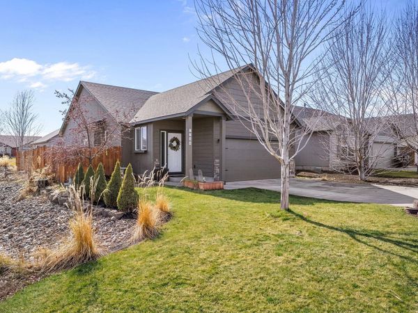 2748 NE 6th Drive, Redmond, OR 97756