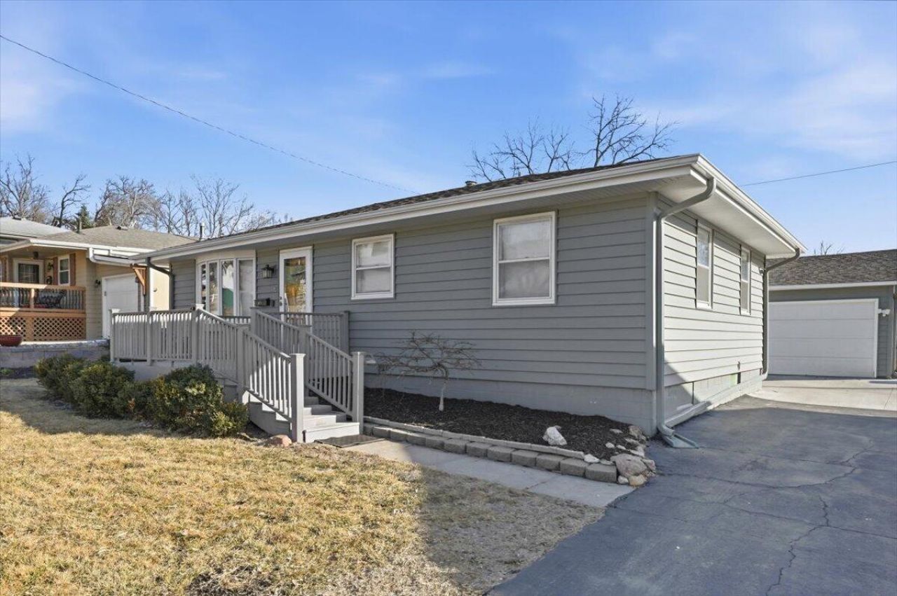 319 Steven Circle, Council Bluffs, IA 51503 Main Photo