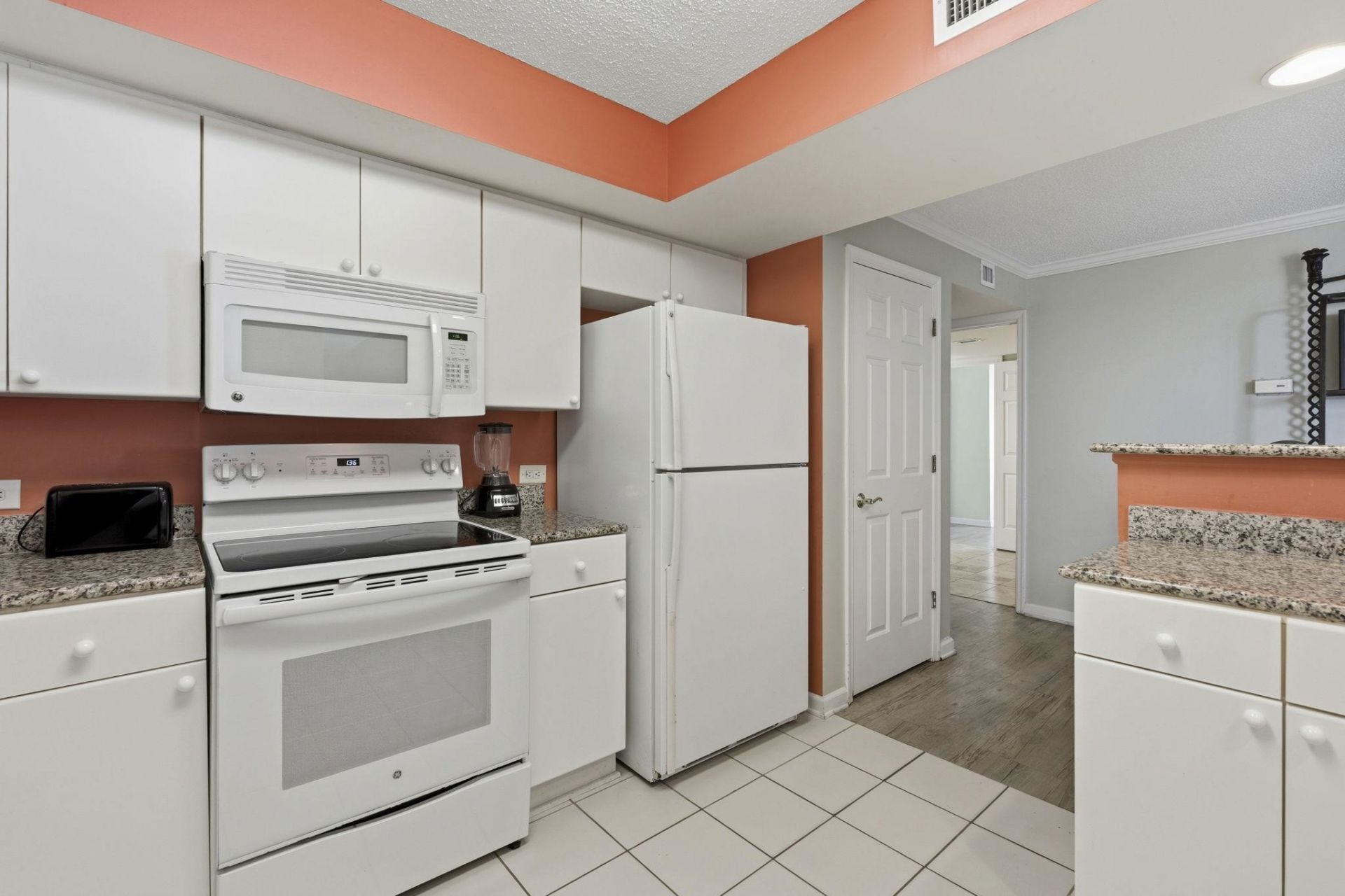 8560 Queensway Blvd. Photo 12