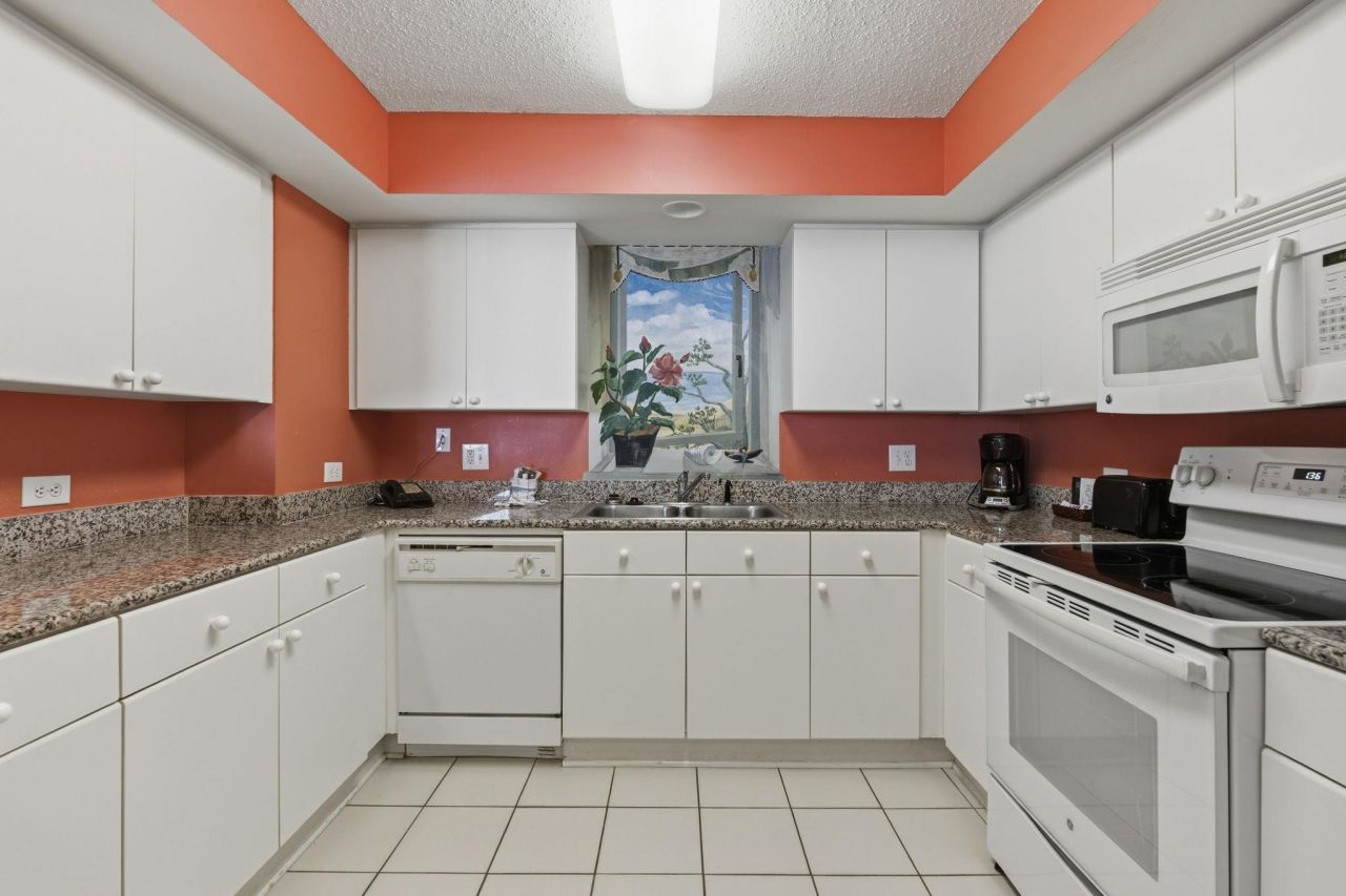 8560 Queensway Blvd. Photo 12