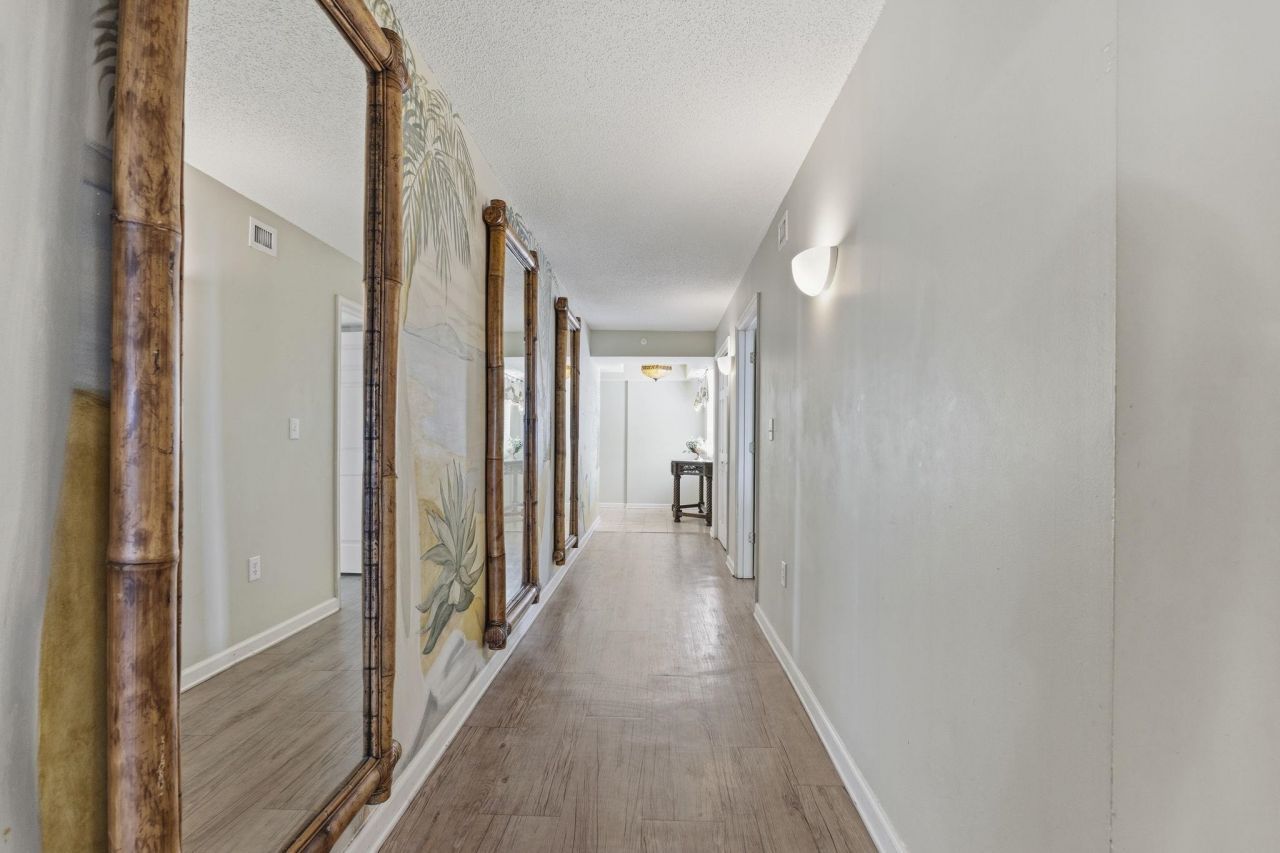 8560 Queensway Blvd. Photo 18