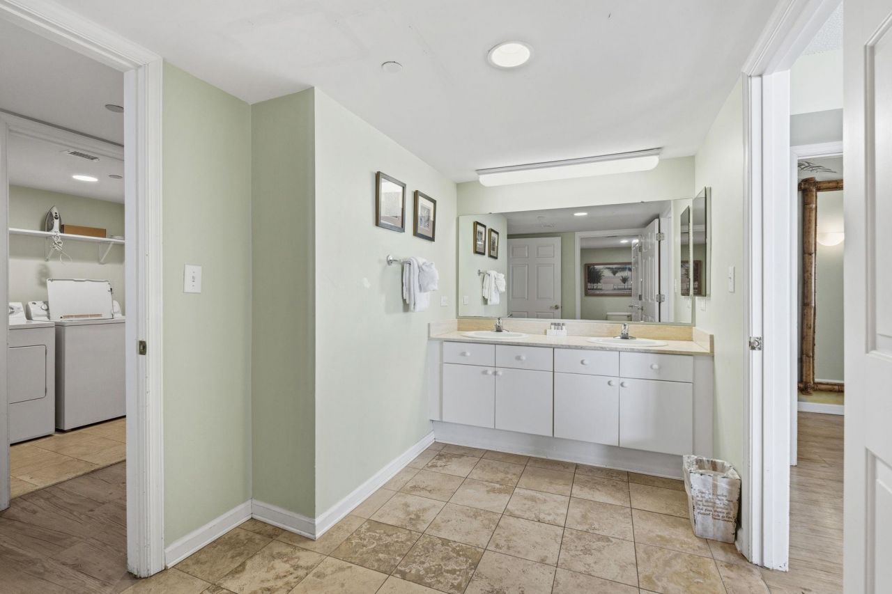 8560 Queensway Blvd. Photo 21