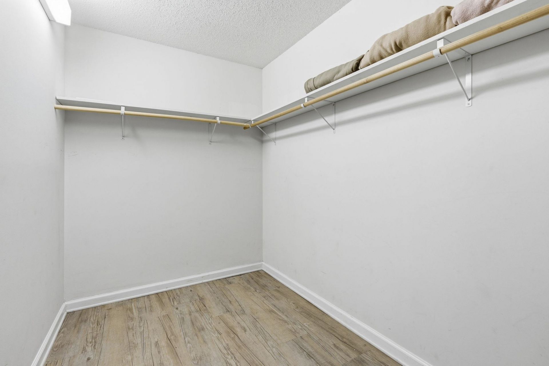 8560 Queensway Blvd. Photo 22