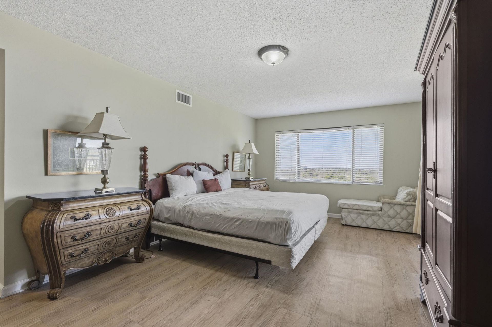 8560 Queensway Blvd. Photo 23