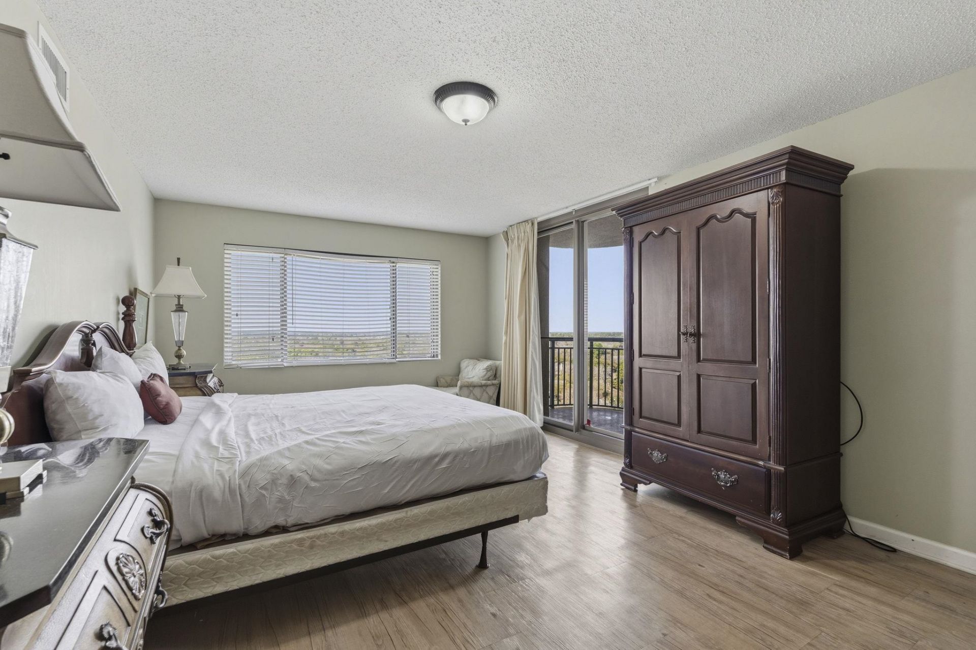 8560 Queensway Blvd. Photo 24