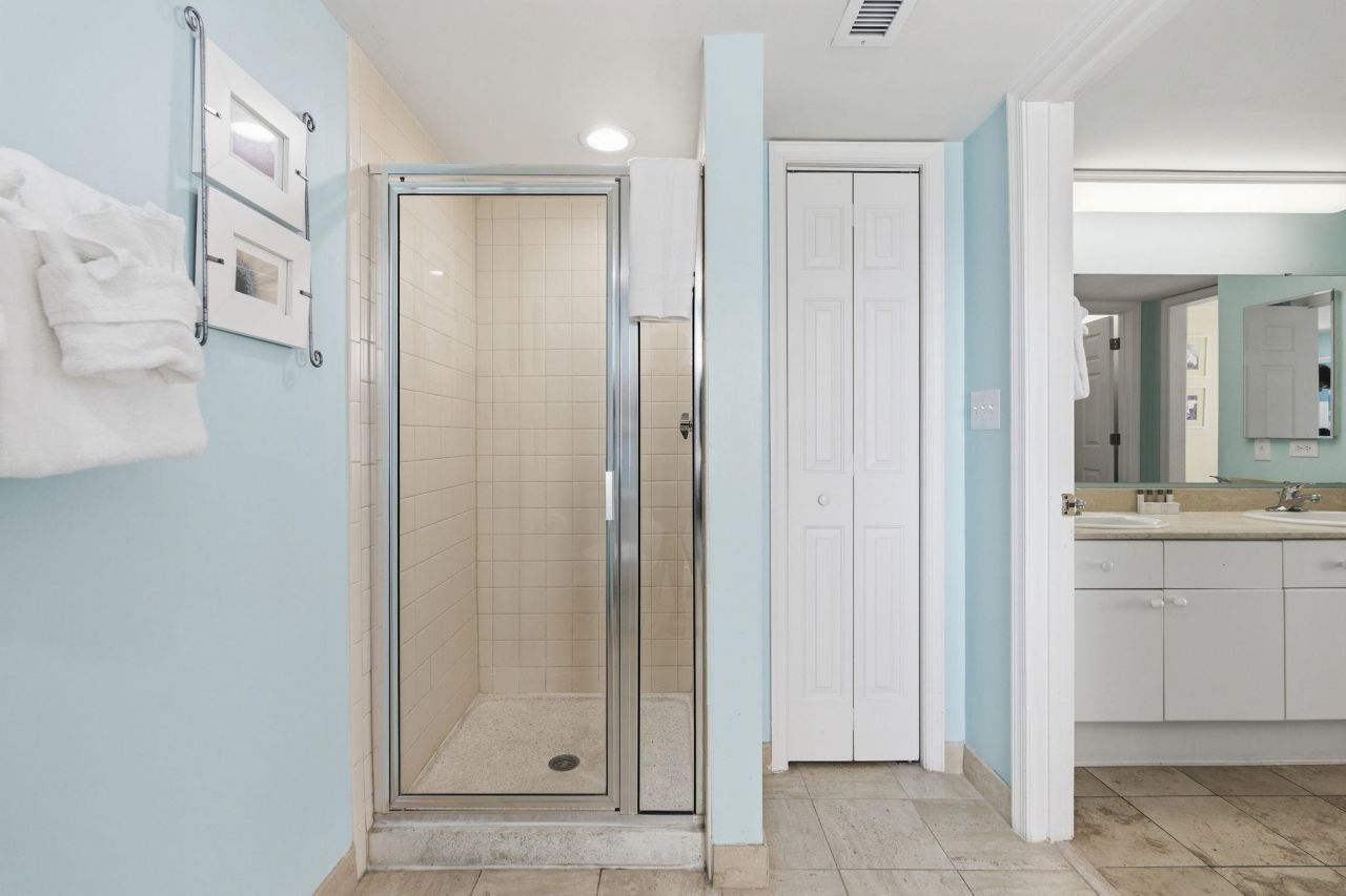 8560 Queensway Blvd. Photo 36