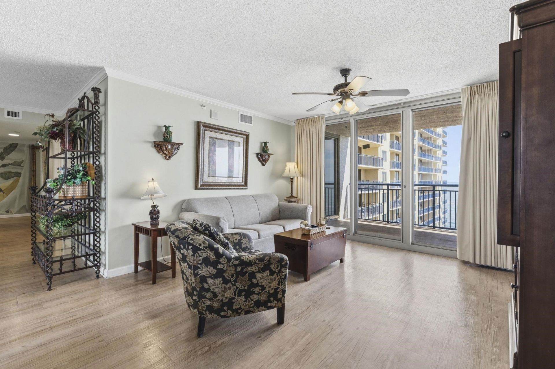 8560 Queensway Blvd. Photo 4