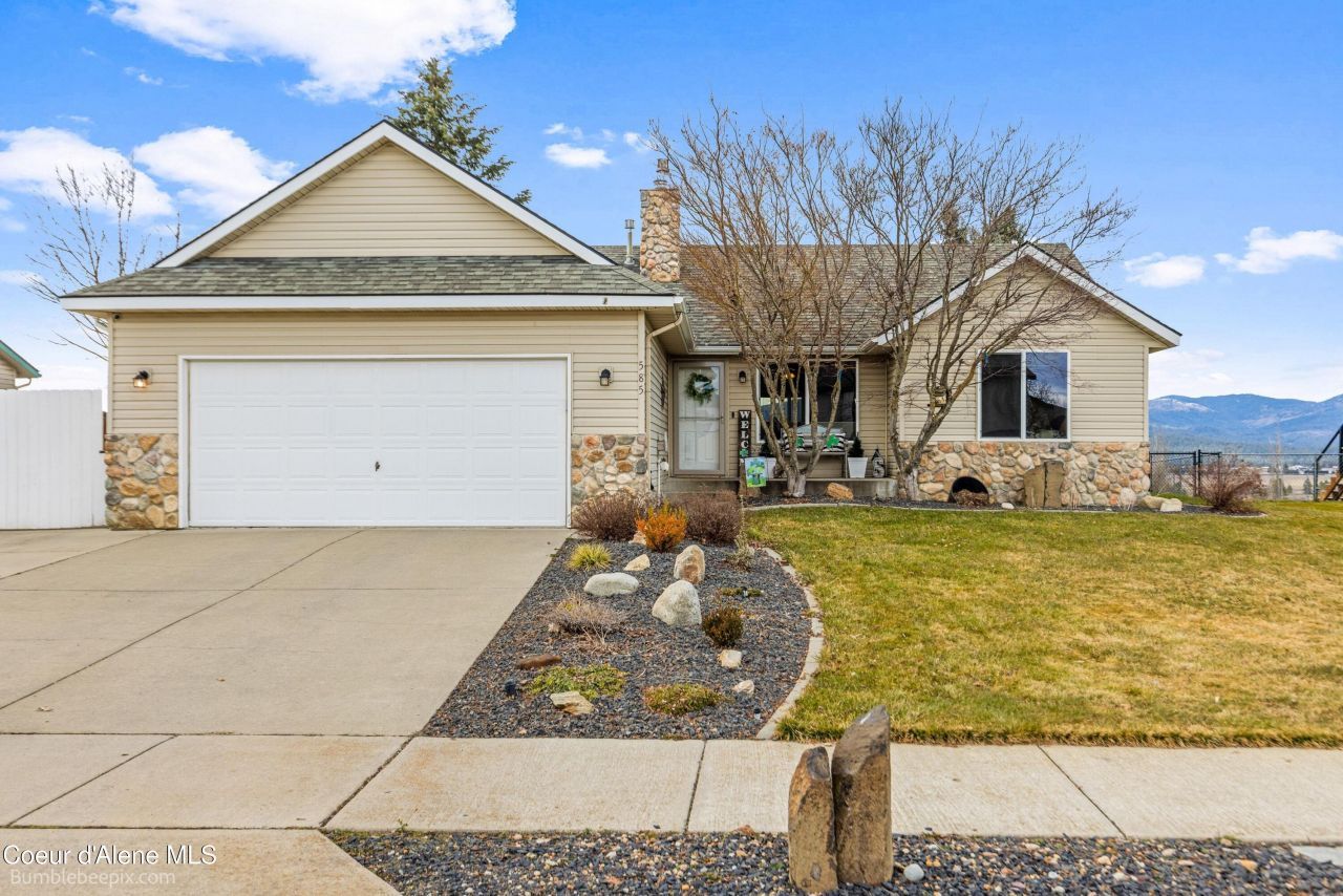 585 N Divot Ave, Post Falls, ID 83854 Main Photo