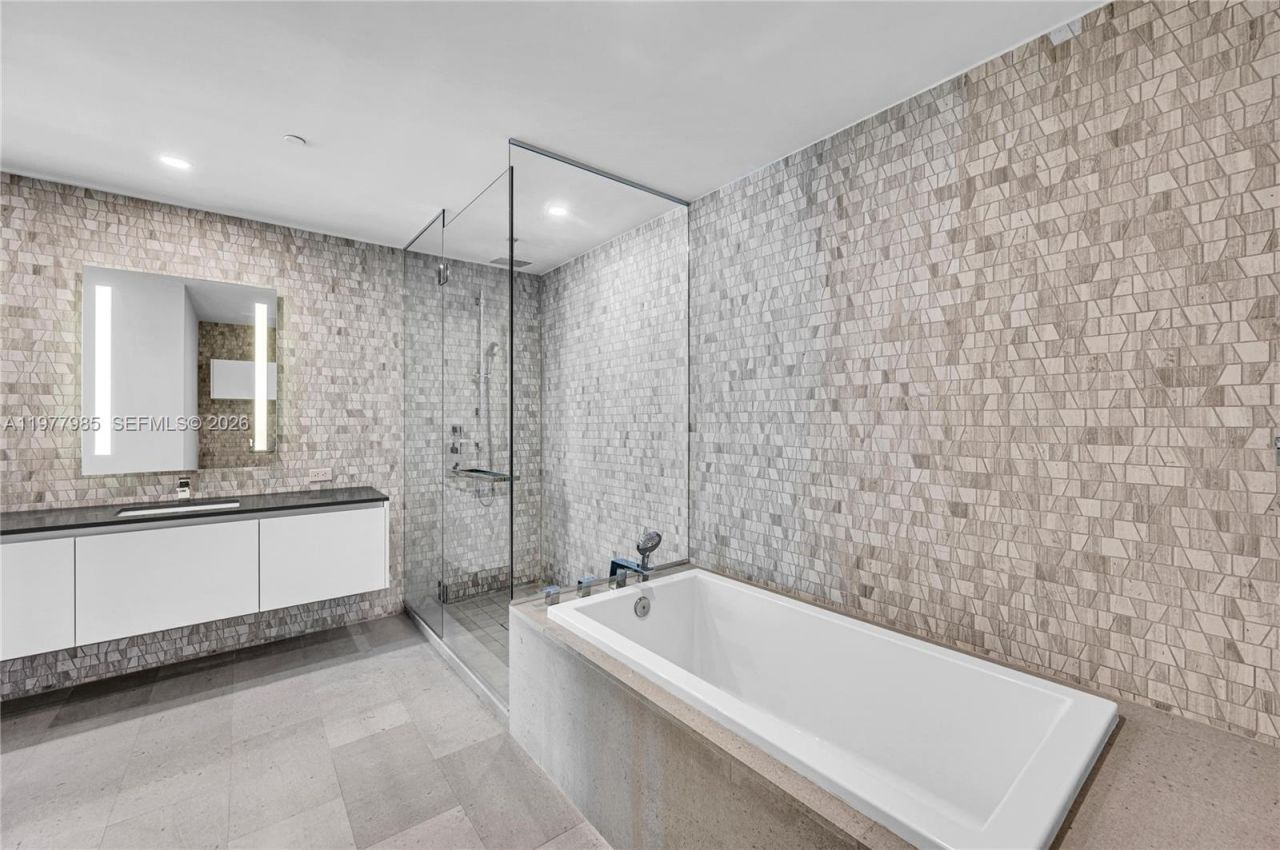 88 SW 7th St , Unit 806, Miami, FL 33130 Photo