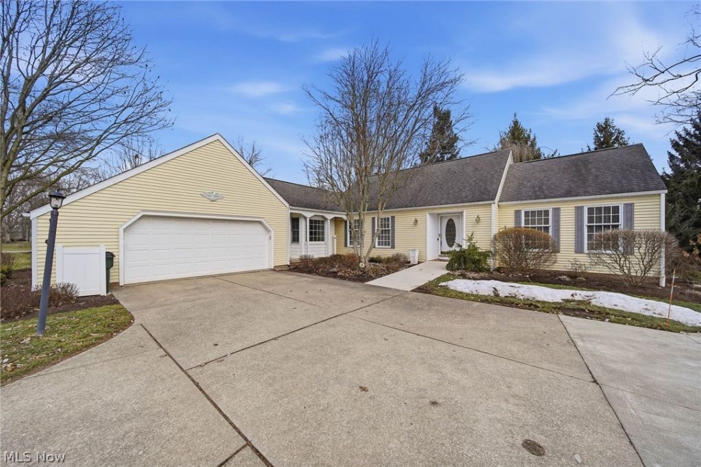 7450 Angel Drive Nw, North Canton, OH 44720 Main Photo