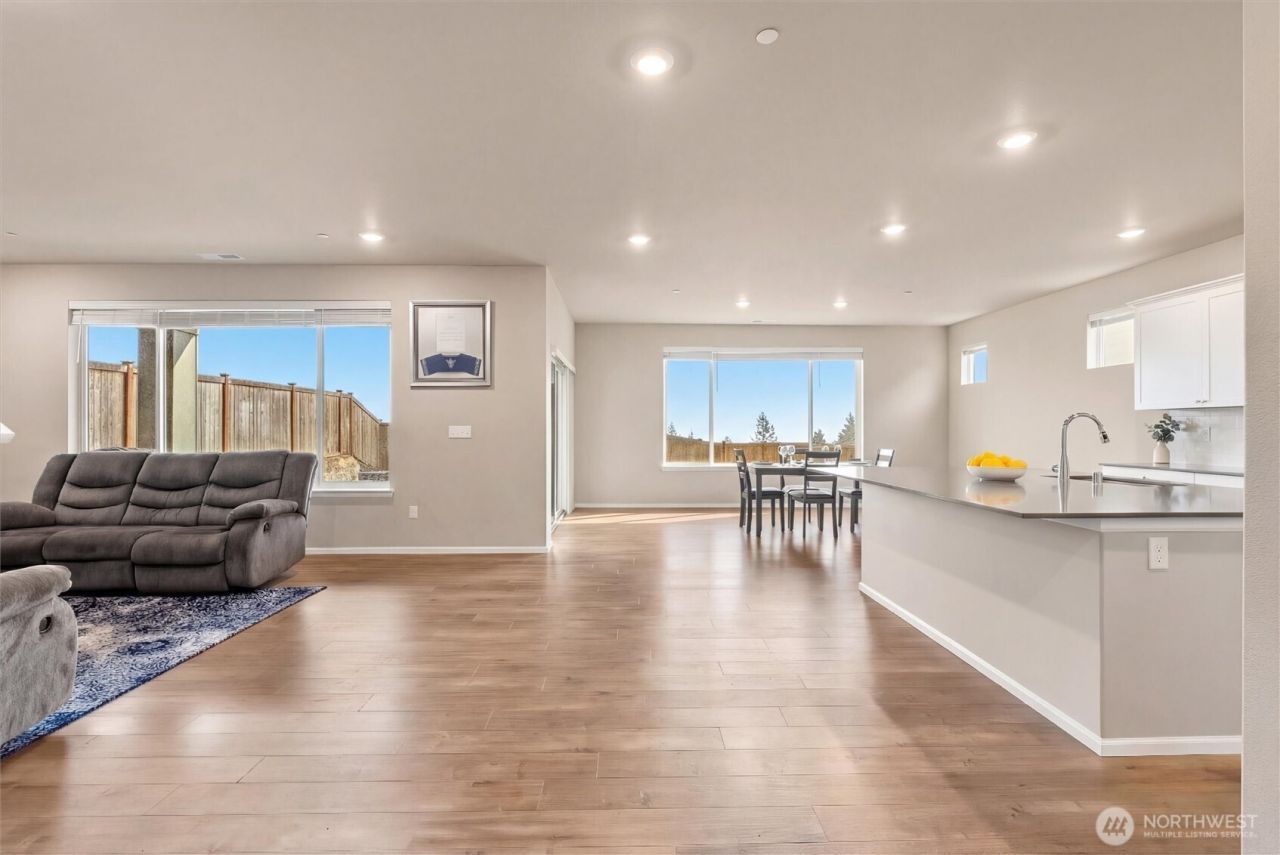 1323 Baker Heights Loop , Bremerton, WA 98312