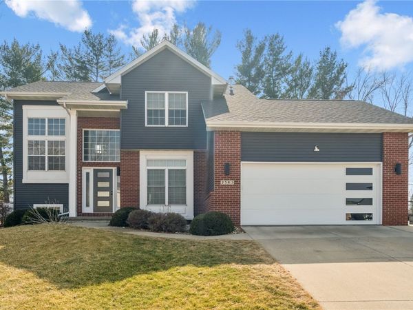 2385 Wolf Creek Trail, Hiawatha, IA 52233