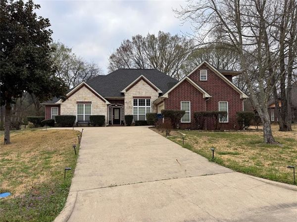 910 Holly Hill Lane , Mount Pleasant, TX 75455