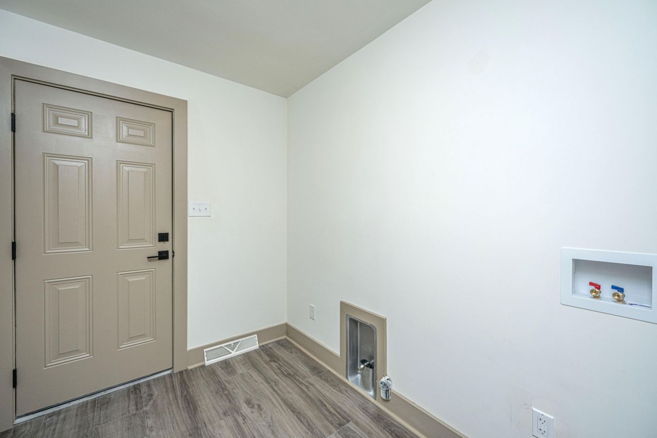 1561 Montclair Street Photo 60